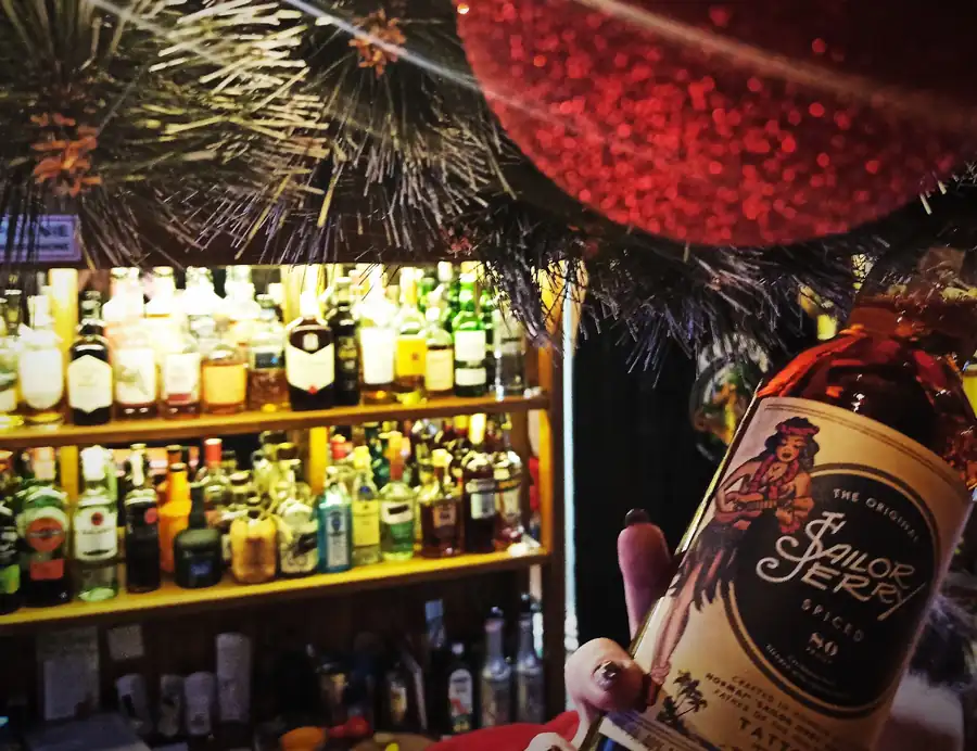 Bar Knay Pub z półkami pełnymi butelek