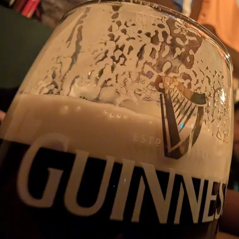 Pinta Guinnessa z kremową pianą przy barze