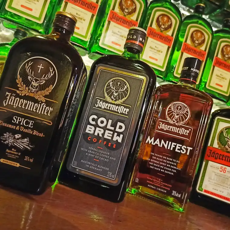 Butelki Jägermeister Spice, Cold Brew i Manifest na barze