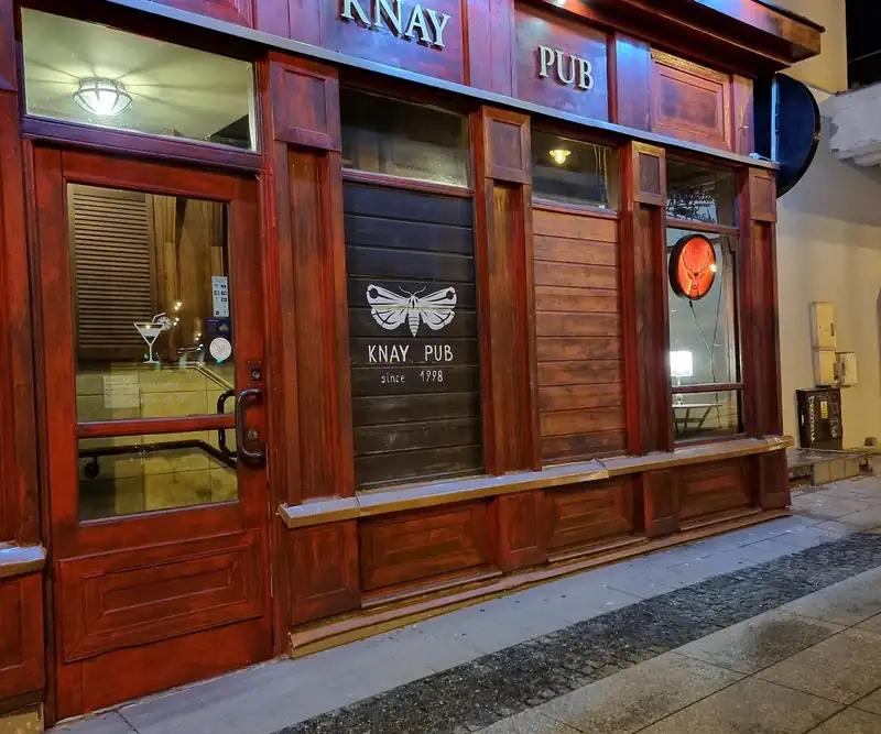 Czerwony drewniany front Knay Pub na Lipowej nocą