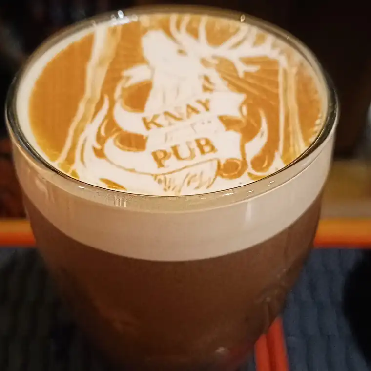 Guinness z logo Knay Pub narysowanym na piance